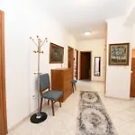 Nikita's House -4 Bedrooms 5' From Racetrack Apartamento