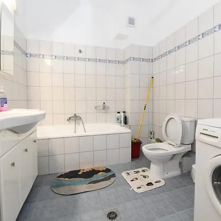 Nikita's House - 3 Min From Racetrack - Free Parking And Wifi - 7 Guests Apartment *