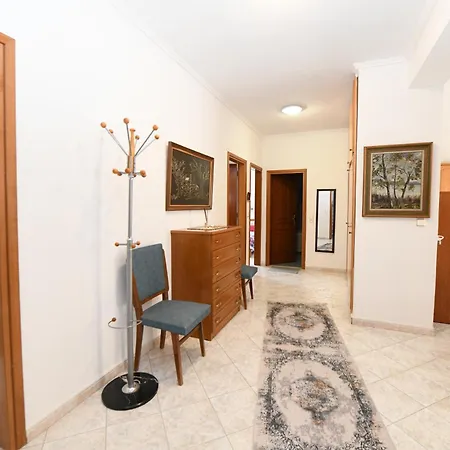 Nikita's House -4 Bedrooms 5' From Racetrack شقة