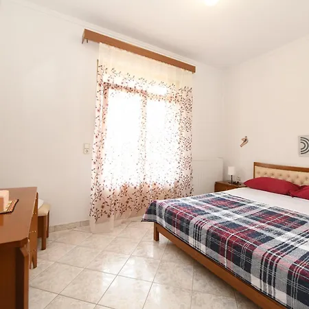 Nikita's House -4 Bedrooms 5' From Racetrack Lejlighed