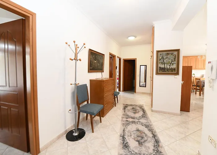 Nikita's House -4 Bedrooms 5' From Racetrack Lejlighed