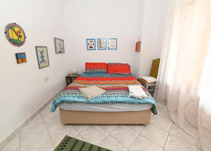 Nikita's House -4 Bedrooms 5' From Racetrack Lejlighed